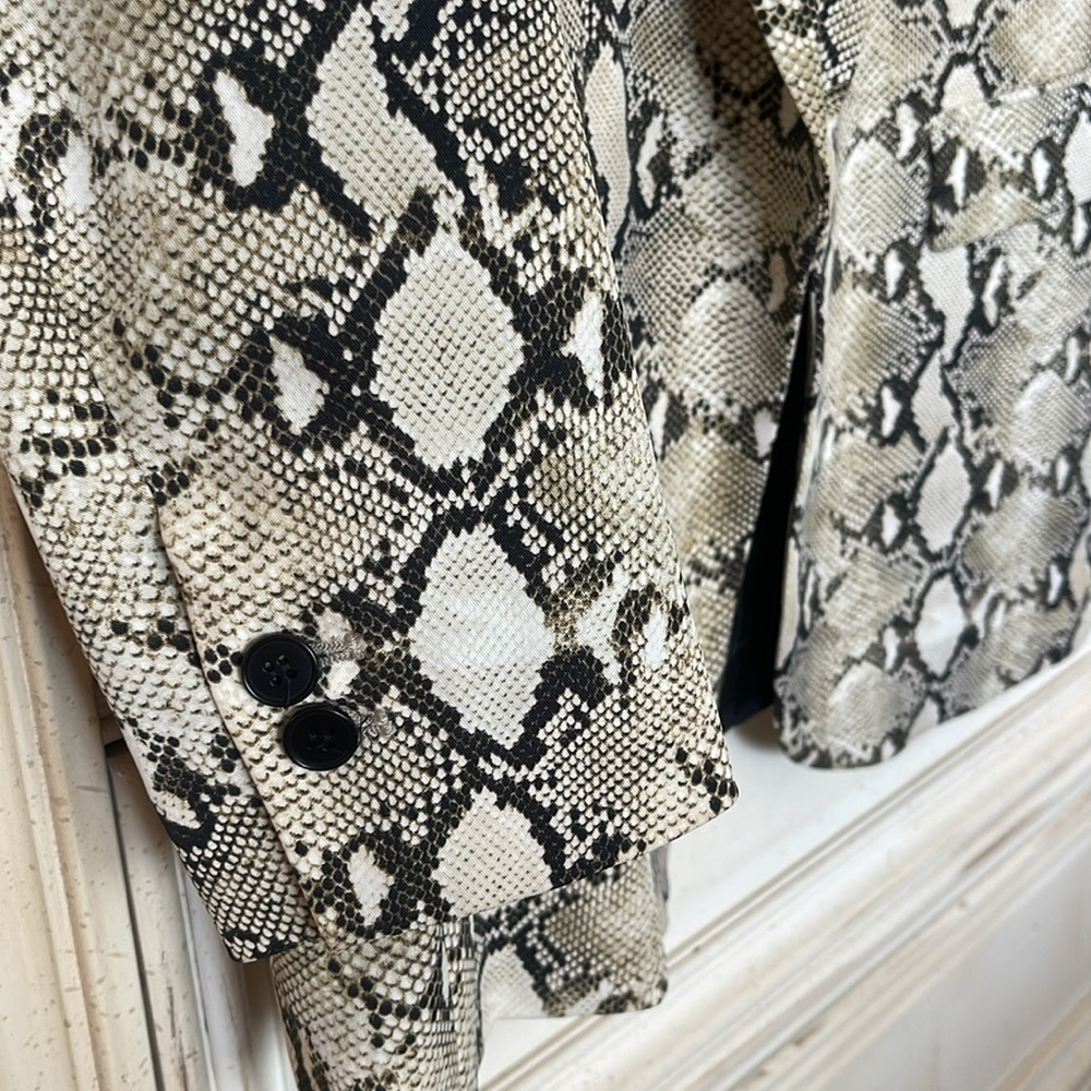 Blazer - Picture 3 of 4